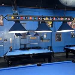 Rack'em Up Sports bar - Nice decor!