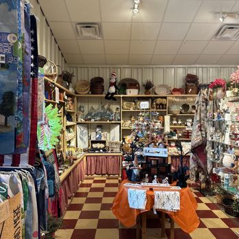 Mackeys Ferry Peanuts & Gifts - Inside, gift shop area - Gift Shops Near Me - Jamesville, North Carolina