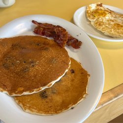 Sande's Restaurant - Pancakes with blueberries