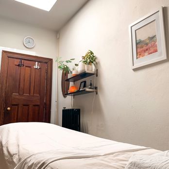 Kristyn Kowalewski RMT - Cozy, natural lighting - Massage Therapy Near Me - Toronto, Ontario Kristyn Kowalewski RMT - Cozy, natural lighting - Massage Therapy Near Me - Toronto, Ontario