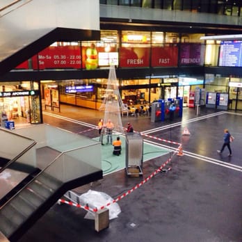 Bahnhof Zug - preparing swarowski christmas tree - Train Stations Near Me - Zug, ZG