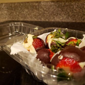 Piastra - Complinents from the Chef - Chocolate Covered Strawberries - Italian Near Me - Marietta, Georgia Piastra - Complinents from the Chef - Chocolate Covered Strawberries - Italian Near Me - Marietta, Georgia