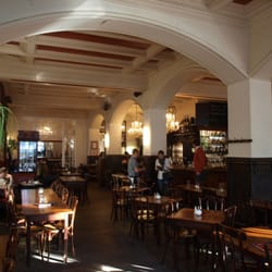 Café Am Beethovenplatz - Gastraum, von der Eingangstür aus gesehen