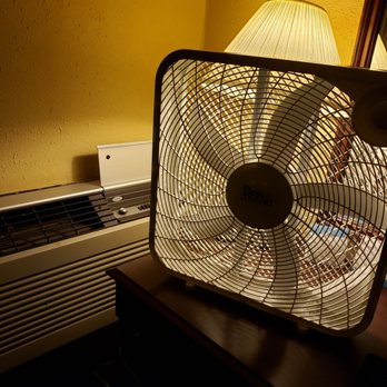 Days Inn by Wyndham Bath Hammondsport - Broken air conditioning unit and a fan. - Hotels Near Me - Bath, New York