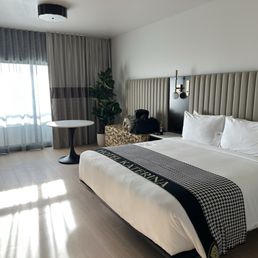 king bed w/ a balcony king bed w/ a balcony
