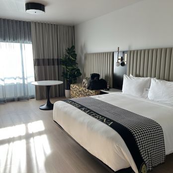 Hotel Káterina - king bed w/ a balcony - Hotels Near Me - Chico, California Hotel Káterina - king bed w/ a balcony - Hotels Near Me - Chico, California