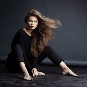 Ararel Photography - portrait of a woman sitting on the floor - Session Photography Near Me Ararel Photography - portrait of a woman sitting on the floor - Session Photography Near Me