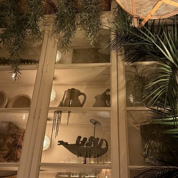 Ficus Bar - Shelf - Cocktail Bars Near Me - Madrid, M