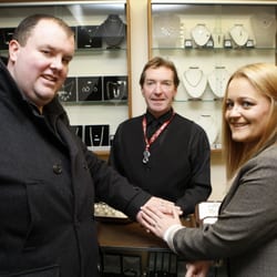 Martin Gear Jewellers - Martin replacing a couple's wedding ring for free after they lost it at a concert.