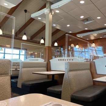 Zippy's Kahului - Zippy's Dining Area - Fast Food Near Me - Kahului, Hawaii