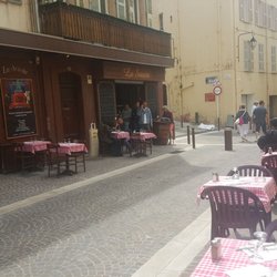 La Sousta - Look at all those empty tables..."many reservations", my ass.