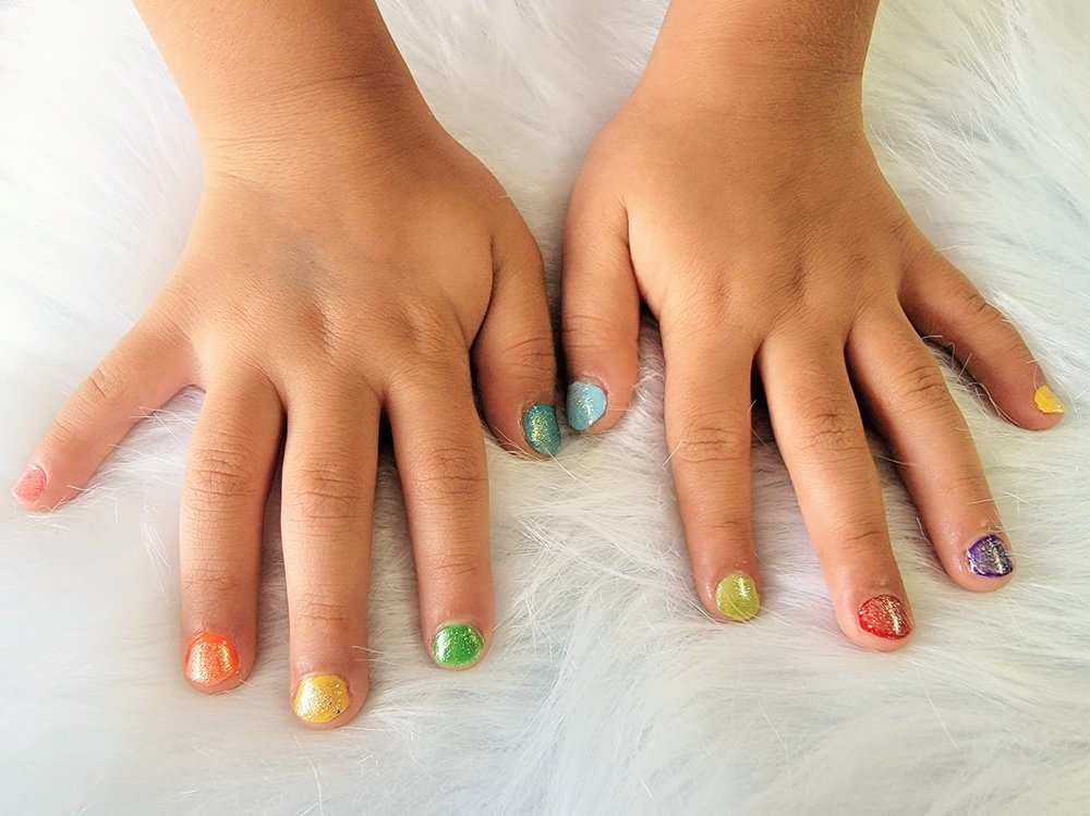 M & T Nails Logo