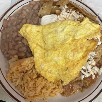Cecina Grill - Chilaquiles con Carne y salsa de molcajete - Mexican Near Me - Chicago, Illinois