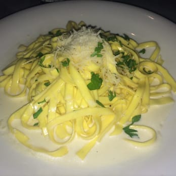 Earls Kitchen + Bar - Fettuccine Alfredo no chicken - New American Near Me - Miami, Florida