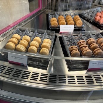 Le Macaron French Pastries - Patisserie/Cake Shop Near Me - Oak Brook, Illinois