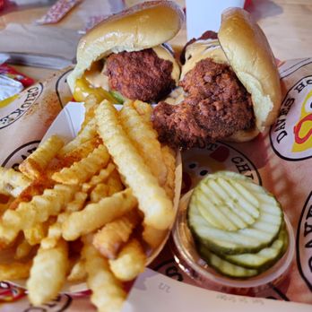 Dave's Hot Chicken - Chicken Shop Near Me - Warren, Michigan