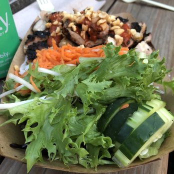 Da Nang Vietnamese Eatery - Lemongrass chicken bun - Food Trucks Near Me - Eugene, Oregon