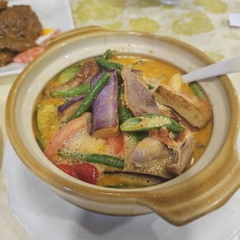 Makan House - Trengganu Duck- Thick yellow curry with duck (or other proteins for less,) coconut milk, and many veggies. Tasty - Malaysian Near Me - Brooklyn, New York Makan House - Trengganu Duck- Thick yellow curry with duck (or other proteins for less,) coconut milk, and many veggies. Tasty - Malaysian Near Me - Brooklyn, New York