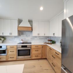 Andrews Fine Cabinets and Millwork - Beautiful kitchen cabinet for a home in Ventura, White painted uppers with base maple stain.