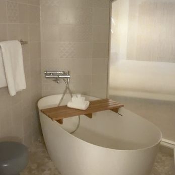 Kimpton La Peer Hotel - Bath tub in suite - Hotels Near Me - West Hollywood, California Kimpton La Peer Hotel - Bath tub in suite - Hotels Near Me - West Hollywood, California