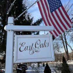 East Oaks Farm - Farm entrance & logo
