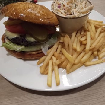 Reflections Bar & Restaurant - Cheese Burger - Sandwiches Near Me - Kraków, Massachusetts