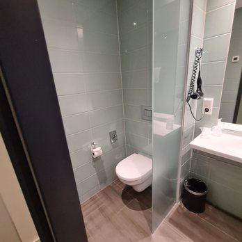 Super 8 - Toilet - Hotels Near Me - Freiburg im Breisgau, BW