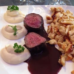L'Endroit - Filet de biche à sauce chocolat, purée de céleri et spaetzle - incroyable!!!