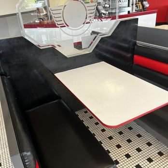 Steak ’n Shake - a black and white booth with a red and white table - Burgers Near Me - Elizabethtown, Kentucky Steak ’n Shake - a black and white booth with a red and white table - Burgers Near Me - Elizabethtown, Kentucky