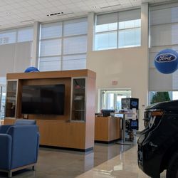 Tom Wood Ford - Showroom