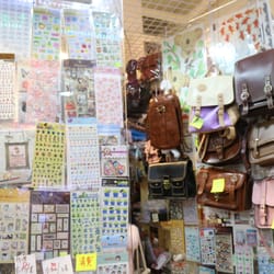 三澗屋 - 門口有好多貼紙吸引我入去