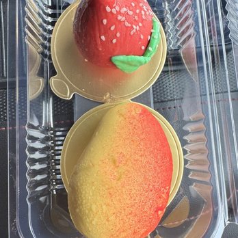 Suzie's Pastry Shoppe - Mango and Strawberry pastry - Bakeries Near Me - Houston, Texas