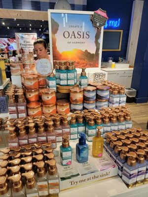 Bath & Body Works, 651 Kapkowski Rd, Elizabeth, NJ 07201, US