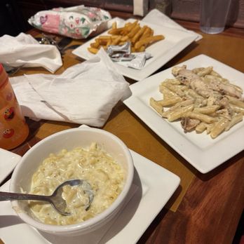 El Hefe Bar + Kitchen - Kids Mac n cheese and Alfredo. - Sports Bars Near Me - Dover, Ohio El Hefe Bar + Kitchen - Kids Mac n cheese and Alfredo. - Sports Bars Near Me - Dover, Ohio