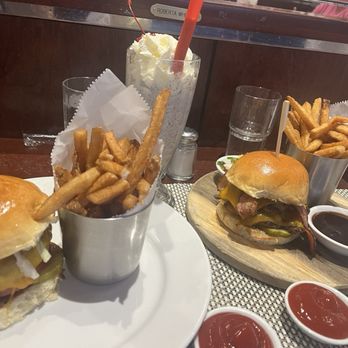 Brooklyn Diner USA - Cheeseburger Fries & Shake, Bacon Cheeseburger Deluxe - Diners Near Me - New York, New York