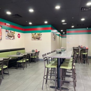 Pizza Twist - Dining area - Pizza Near Me - Chandler, Arizona Pizza Twist - Dining area - Pizza Near Me - Chandler, Arizona