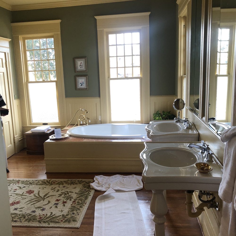 The Corinthian Bed & Breakfast - Bathtub - Bed & Breakfast Near Me - Dallas, Texas The Corinthian Bed & Breakfast - Bathtub - Bed & Breakfast Near Me - Dallas, Texas