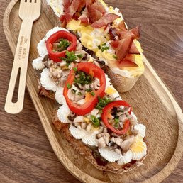 Breakfast toasts: Devilish w/ bacon & Fungi