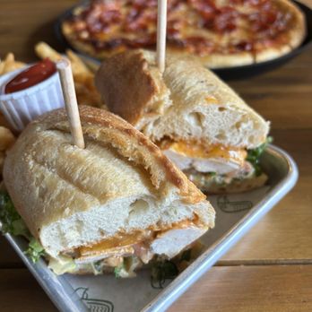 Green Cheek Beer Co. - Cajun Chicken Sandwich & Pepperoni Pizza - Breweries Near Me - Oceanside, California