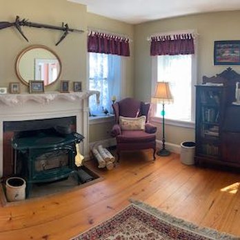 Black Walnut Inn - Living Room - Bed & Breakfast Near Me - Amherst, Massachusetts Black Walnut Inn - Living Room - Bed & Breakfast Near Me - Amherst, Massachusetts