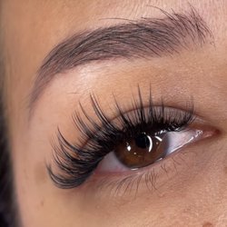 GLO’N QUEENS BEAUTY BAR - Wispy volume