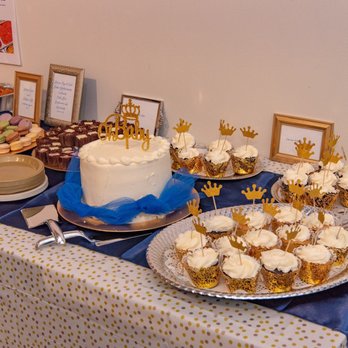 Bake Me A Cake Etc - The cake and cupcakes together. - Custom Cakes Near Me - Ellettsville, Indiana