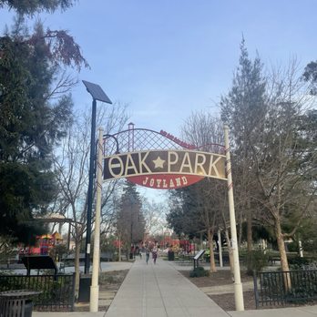 Oak Park - Playground entrance - Parks Near Me