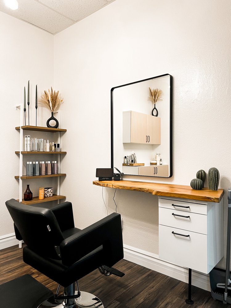 Pacific Willow Hair Logo
