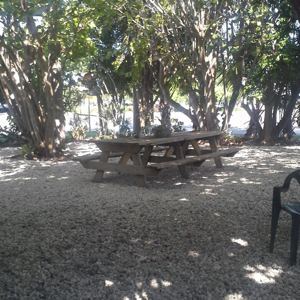 Ed & Ellens - Hotels Near Me - Key Largo, Florida