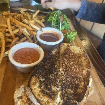 Verde y Crema - Birria grilled cheese - Mediterranean Near Me - Tijuana, BCN Verde y Crema - Birria grilled cheese - Mediterranean Near Me - Tijuana, BCN
