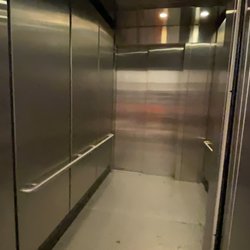 H&M - Schindler 330A elevator