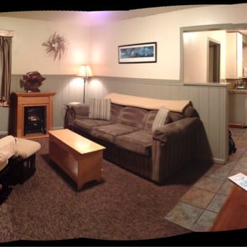 Agate Beach Motel - Cabin 1 living room, kitchen - Hotels Near Me - Newport, Oregon