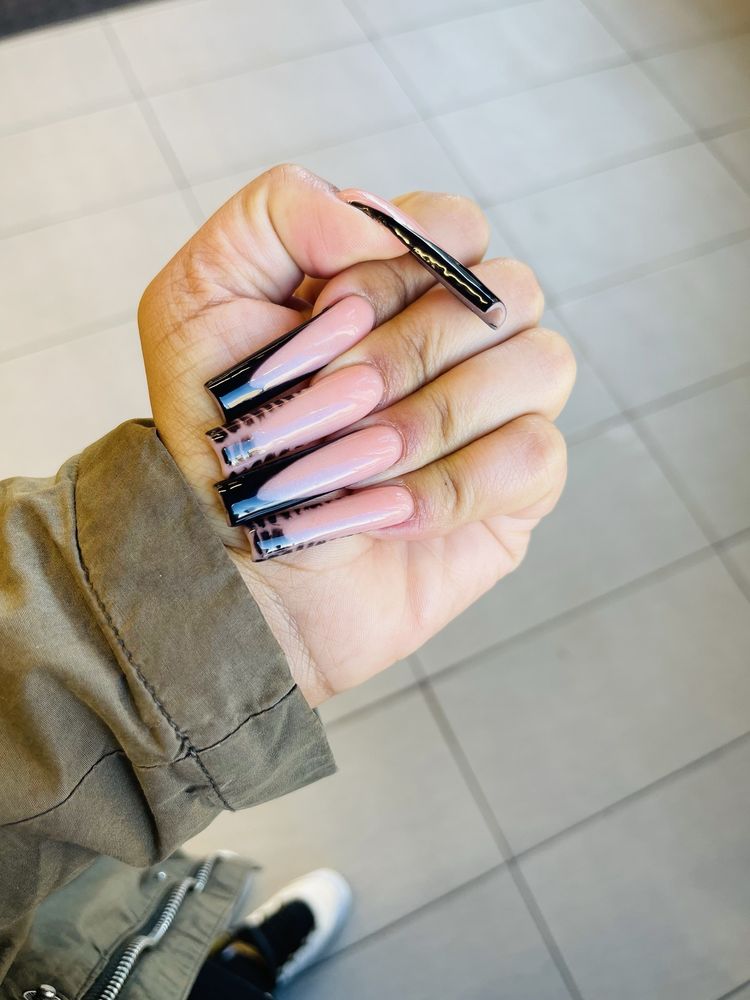 Queeny Nail Salon Logo