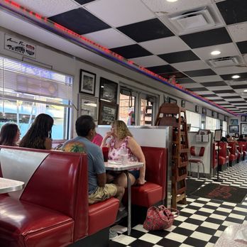 Starlite Diner - Great decor checkered floor, booths, tables, counter and outdoor seating. - Diners Near Me - Daytona Beach, Florida Starlite Diner - Great decor checkered floor, booths, tables, counter and outdoor seating. - Diners Near Me - Daytona Beach, Florida